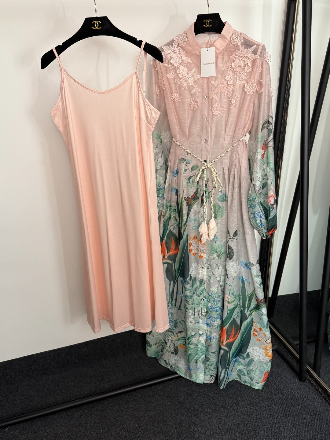 Lace-Embroidered, Color-Blocked Floral Dress — Elegant Printed, Waist-Cinching Dress