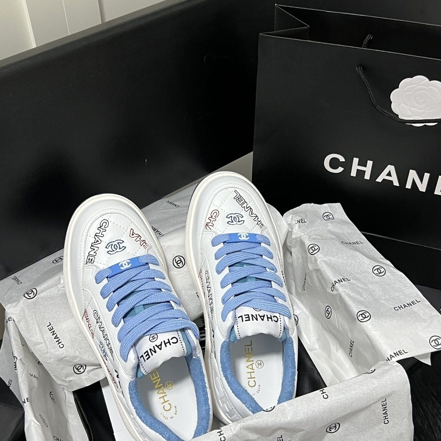 High-end graffiti letter embroidered shoes