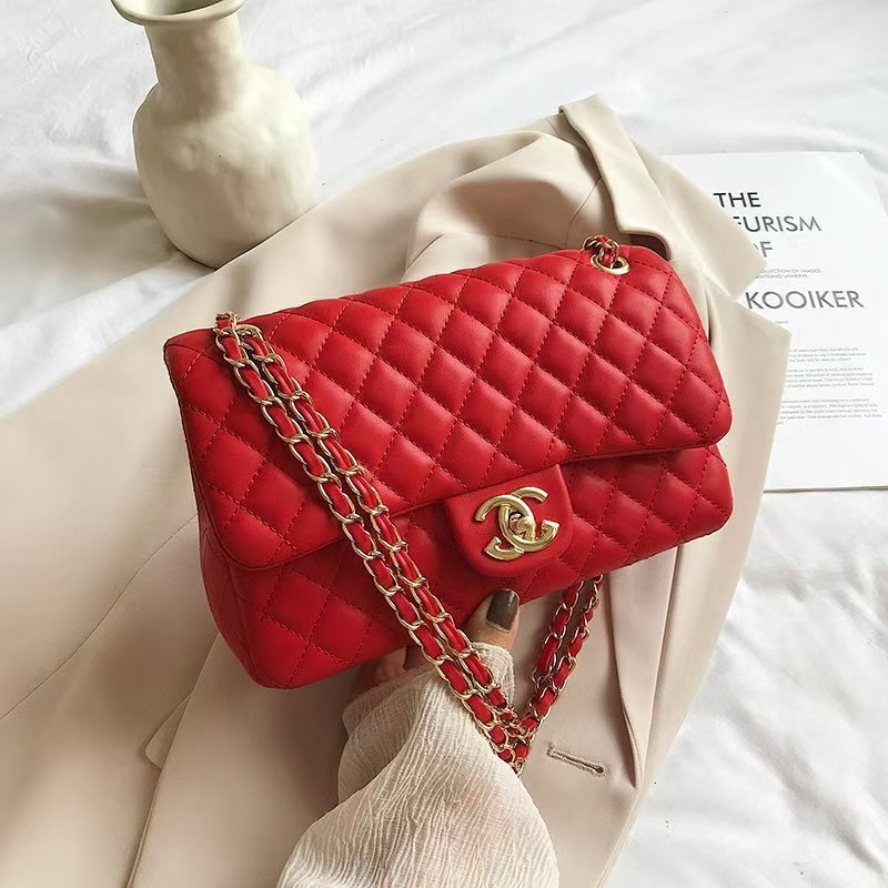 Stylish and versatile chain bag